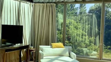 Down duvets, individually decorated, individually furnished, desk