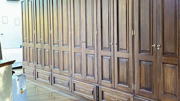 Cubrecamas, decoración personalizada, muebles diferentes y escritorio