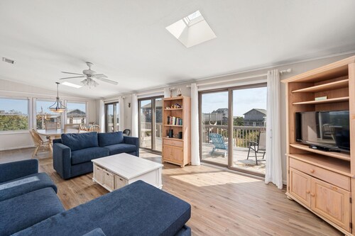 Sleeps 16! 1 Minute Walk To Beach!