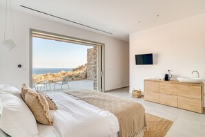 Villa de lujo, varias habitaciones, piscina privada, vistas al mar | Mobiliario individual, escritorio, cortinas opacas