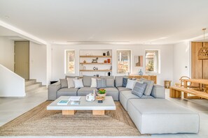 Vila superluxo, vários quartos, piscina particular, vista para o mar | Área de estar | Smart TV 65 polegadas com canais via satélite, TV, lareira