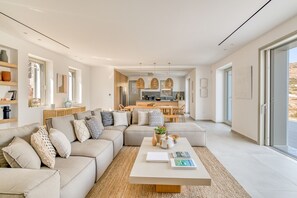 Luksus-villa - flere soveværelser - privat pool - havudsigt | Opholdsområde | 65-tommers smart-tv med satellitkanaler, tv, pejs
