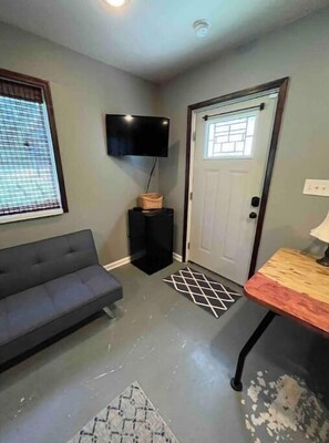 Living area - Studio Cottage (Glen Allen)