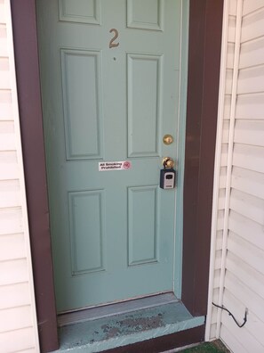 A green door with a number 2 sign, a 'No Smoking' sign, and a doorbell. - Relaxing apartment in Dandridge  (Dandridge)