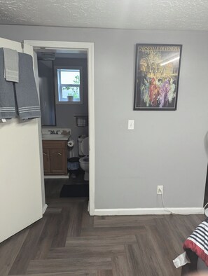 Douche, serviettes fournies, papier toilette