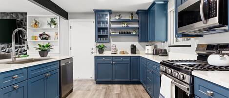 Réfrigérateur, four à micro-ondes, un four, surface de cuisson