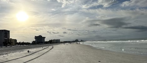 Plage à proximité, chaises longues