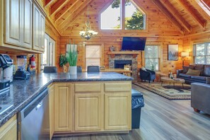 Interior - 5 Mi to Dtwn: Cabin w/ Hot Tub in Pigeon Forge! (Pigeon Forge)