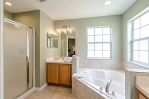 Combined shower/tub, hair dryer, towels
