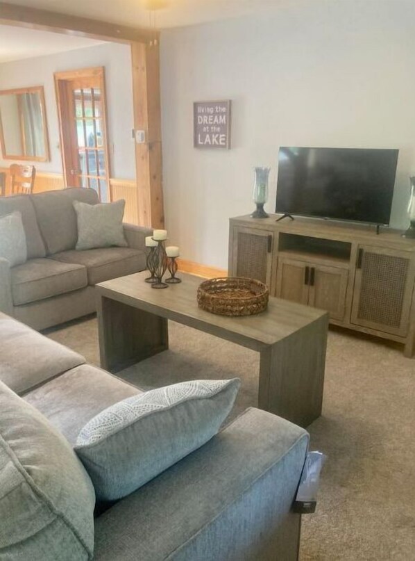 Smart TV, chimenea, futbolito y libros 