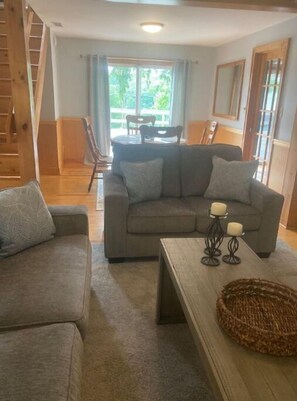 Smart TV, chimenea, futbolito y libros 