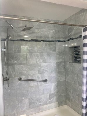 Dusche, Haartrockner, Handtücher, Seife
