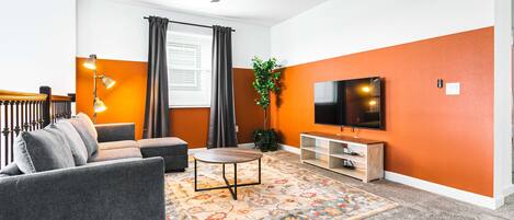 Televisión de pantalla plana y oficina