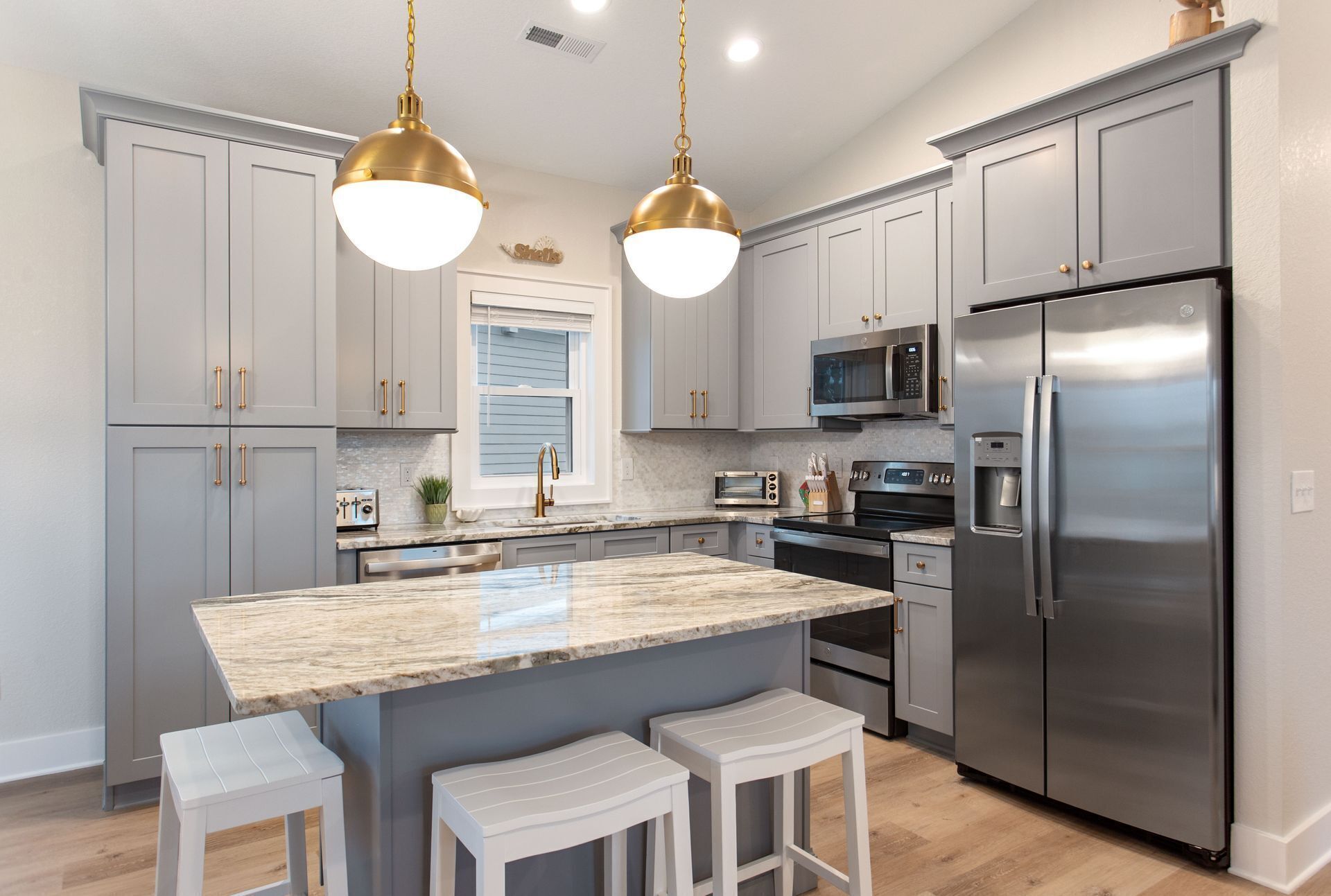 冷蔵庫、電子レンジ、オーブン、コンロ