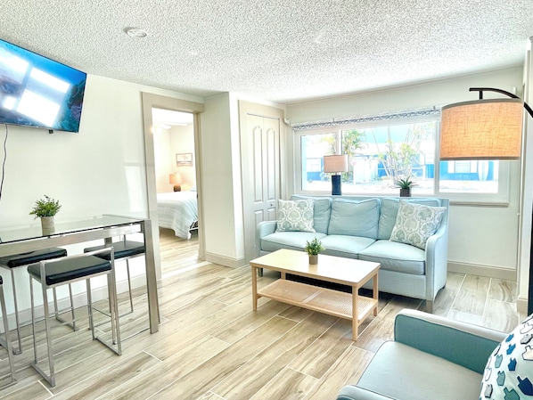 Interior - Cozy 1 bedroom 1 bathroom apartment cottage only a short distance from the beach (Bradenton Beach)