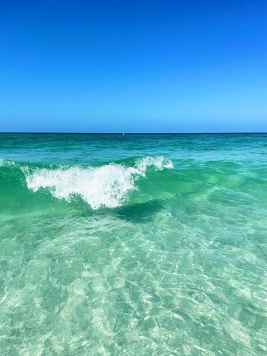 Cozy 1 bedroom 1 bathroom apartment cottage only a short distance from the beach