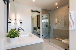 Bathtub, hair dryer, heated floors, towels - Great Location, Private Hot tub & Year-Round Recreation at Park City Ridgeline 3607 (Park City)