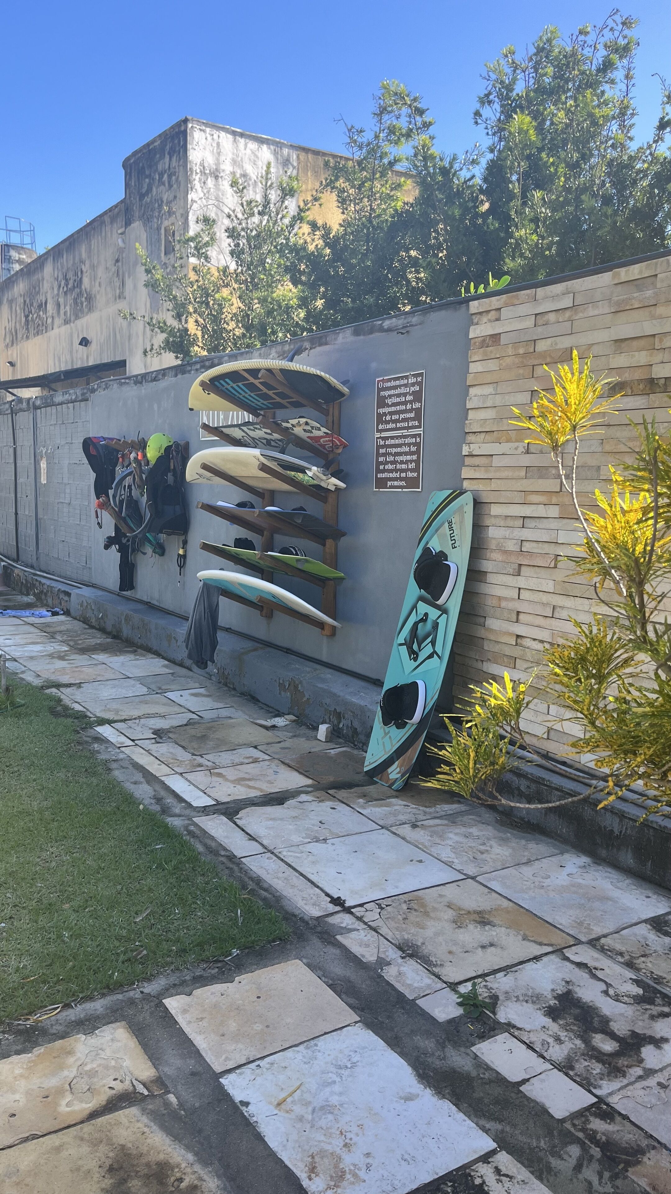 A concrete wall with a sign warning about kite equipment.