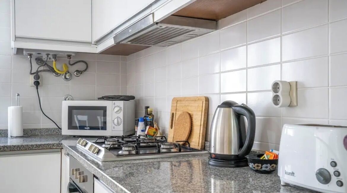 Frigorífico, microondas, horno y placa de cocina