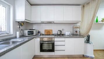 Frigorifero, microonde, forno, piano cottura