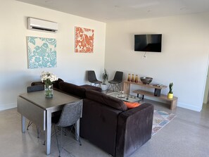 Smart TV - NEW MODERN GUEST HOME SCOTTSDALE (Scottsdale)