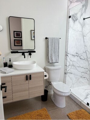 Shower, hair dryer, towels, soap - NEW MODERN GUEST HOME SCOTTSDALE (Scottsdale)