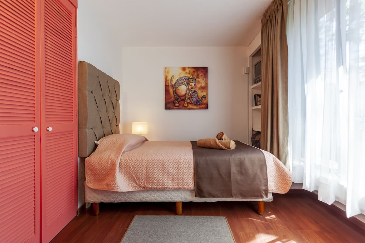 Habitación clásica, 1 cama individual, vistas al jardín | Escritorio, tabla de planchar con plancha, wifi gratis