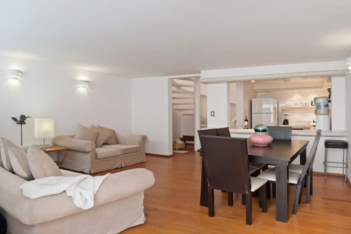 Apartamento Confort | Zona de estar | Una televisión de pantalla plana