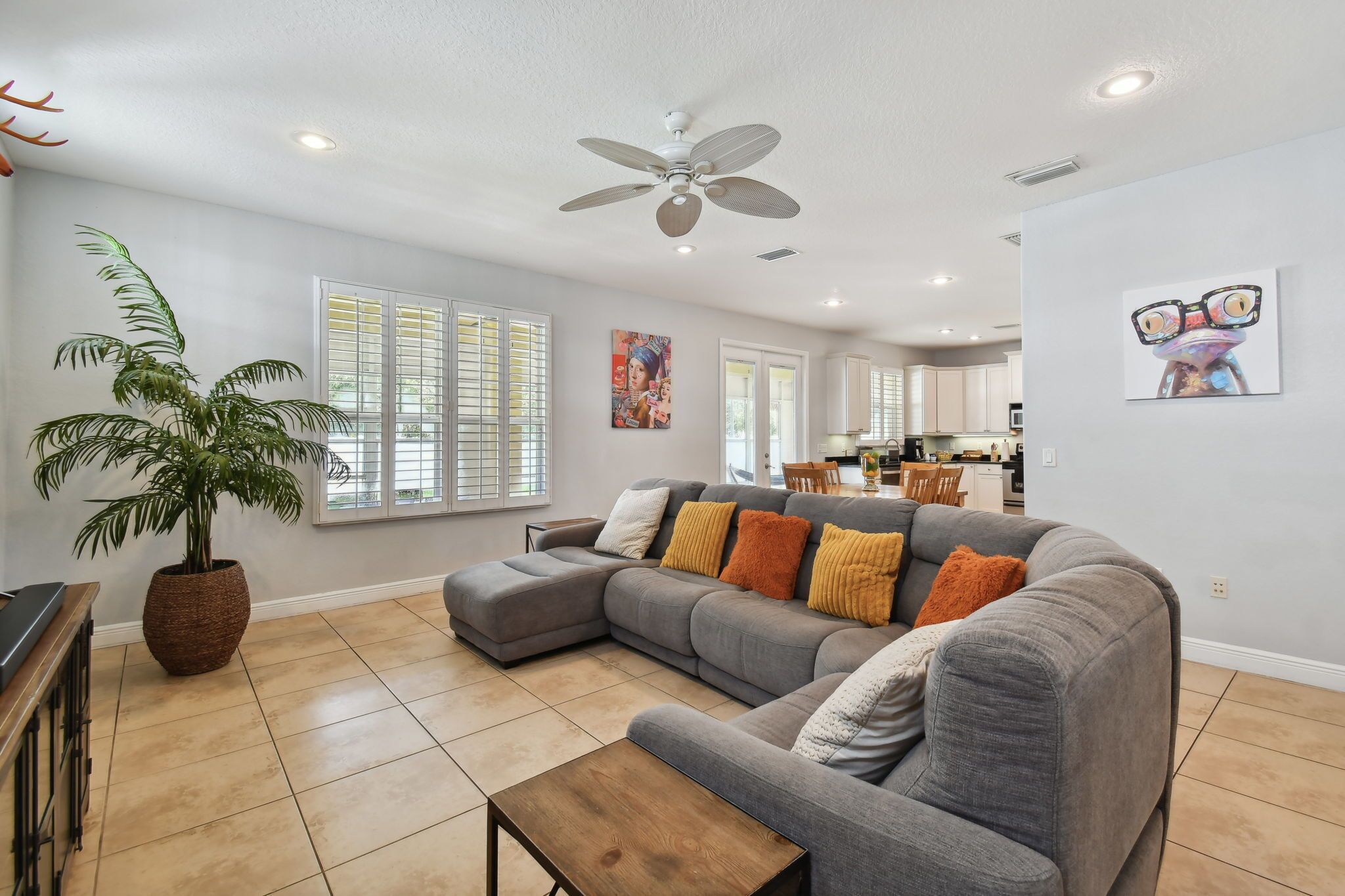 Älytelevisio, DVD-soitin, pöytäjalkapallopöytä, pöytätennispöytä