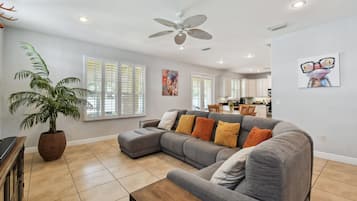 Älytelevisio, DVD-soitin, pöytäjalkapallopöytä, pöytätennispöytä