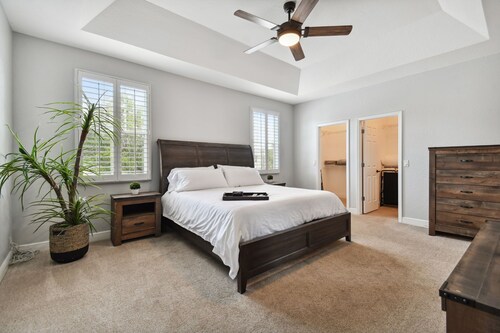 Tampa "Good Times" Home+GameRoom, Sleeps 12, 4br/3.5bth, Great Location/Backyard