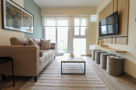 Apartment, 2 Bedrooms (708) | Living area | Smart TV