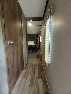 2 bedrooms, free WiFi, bed sheets - Private Family Creekside RV Side+15 Min drive to Beach. Fenced Parking Lot (Fort Walton Beach)