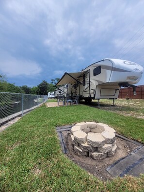 Property grounds - Private Family Creekside RV Side+15 Min drive to Beach. Fenced Parking Lot (Fort Walton Beach)