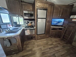 Fridge, microwave, oven, stovetop - Private Family Creekside RV Side+15 Min drive to Beach. Fenced Parking Lot (Fort Walton Beach)