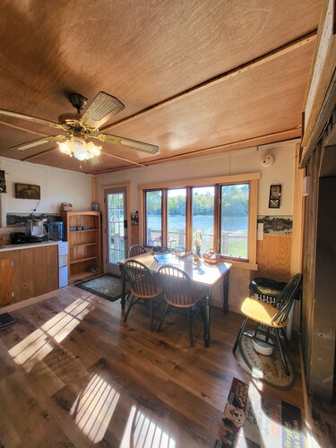 Relaxing rustic cabin on the lake 25 feet from the shore.