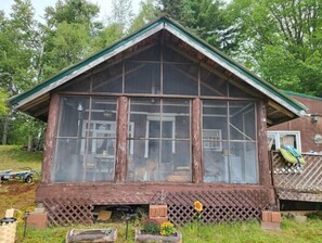 Exterior - Relaxing rustic cabin on the lake 25 feet from the shore. (Baileyville)