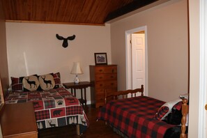 4 habitaciones, tabla de planchar con plancha, wifi y ropa de cama 
