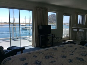 1 bedroom, WiFi, bed sheets - Charming three room Inn with Full Bay View Decks on the waterfront in Morro Bay. (Morro Bay)