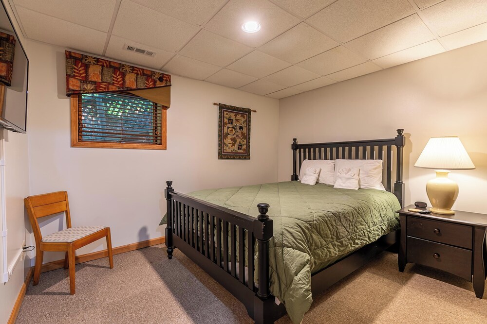 Laurel Lodge at Mill Ridge Gameroom, Outdoor Dining, Pet Friendly