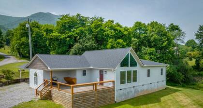 Wish You Were Here | Perfect Mountain Retreat Near Waynesville | Pet Friendly and Long-range Views