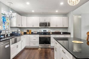 Refrigerador, microondas, horno, placa de cocina