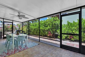 Dining - Bella Bungalow-Olde Naples Mid Century Modern Beach House! (Naples)