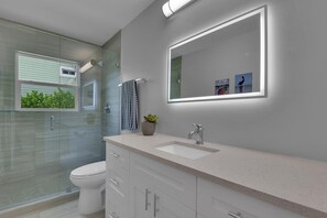 Shower, hair dryer, towels - Bella Bungalow-Olde Naples Mid Century Modern Beach House! (Naples)