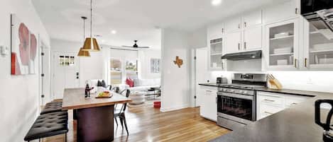 Maison, plusieurs lits, bain à remous, vue ville (311 E College) | Cuisine privée