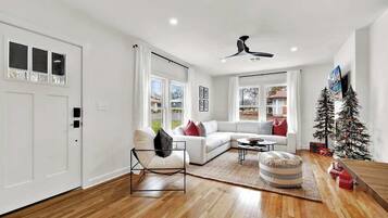 Casa, varias camas, bañera de hidromasaje, vistas a la ciudad (311 E College) | Zona de estar | Una chimenea