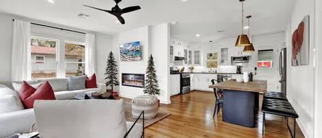 บ้านพัก, หลายเตียง, อ่างน้ำร้อน, วิวเมือง (311 E College) | บริเวณนั่งเล่น | เตาผิง