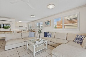 Apartamento família | Área de estar | TV de tela plana