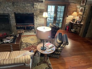 テレビ、暖炉、書庫