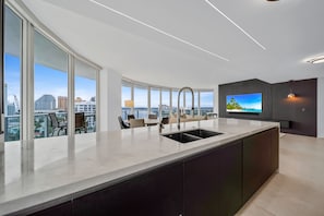 Apartamento superluxo | Cozinha privada | Geladeira, micro-ondas, fogão, cooktop